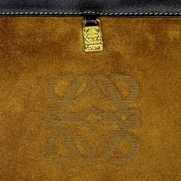 ❌SOLD❌ LOEWE Suede Clutch with Hinged Structured Opening - Picture 4 of 12